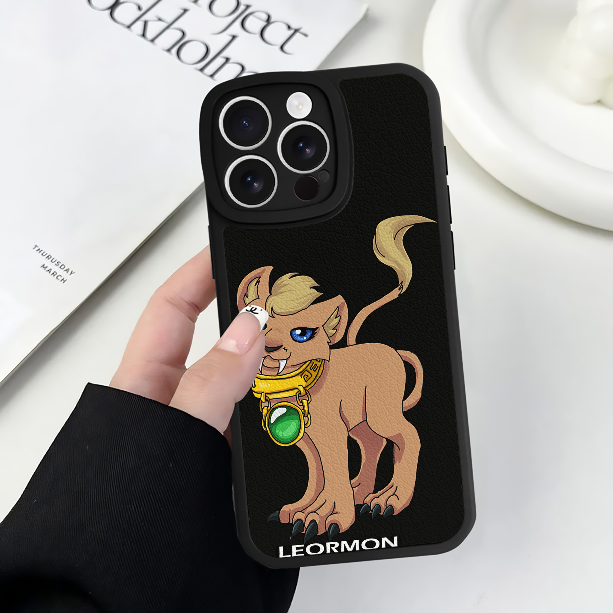 （画像用） Digimon デジタルモンスター/デジモン 【iPhone 16シリーズ対応】シリコンスマホケース（レザー調） 材質：シリコン